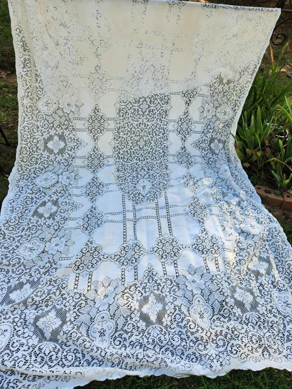 ANTIQUE WHITE QUAKER STYLE VINTAGE SOFT LACE TABLECLOTH